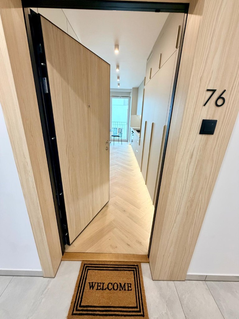 Wejście do apartamentu z klatki